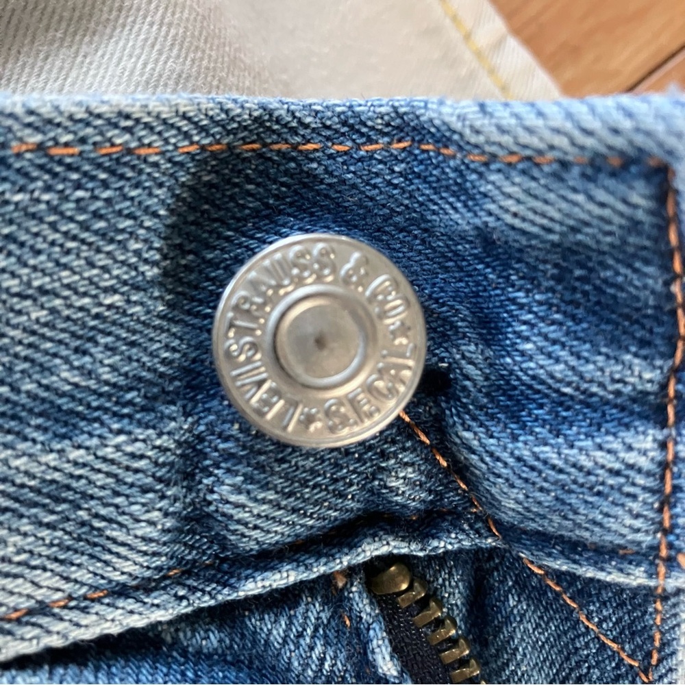 Levi's Light Blue Denim Jeans with Brown Label - Picture 15 of 16